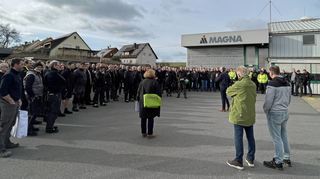 Rund 175 Mitarbeiter versammelten sich vor dem Werk und wollten von Lothar Harlacher wissen, wie es weitergeht.