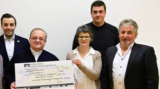 Einen Scheck über 6500 Euro konnte der Dorfverein Ilmsapn von der katholischen Kirchengemeinde entgegennehmen. Von links: Pfarrgemeinderatsvorsitzende Christine Banzer, Bürgermeister Johannes Leibold, Pfarrer Dr. Damian Samulski, Alexandra Hetzer, Andreas Derr (beide Dorfverein) und Ortsvorsteher Hubert Kraus.