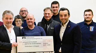 Scheckübergabe: 1111 Euro sollen für die Anschaffung eines Defibrillators in Ilmspan verwendet werden.