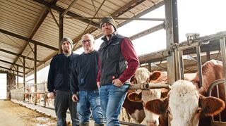 Zwei Generationen führen den Reicholzheimer Biohof mit 120 Milchkühen: Andreas, Ralf und Lukas Bund (von links) bewirtschaften 250 Hektar Ackerfläche.