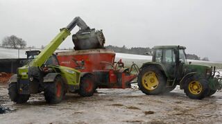 Für die Arbeit auf den Feldern und auf dem Hof sind zahlreiche schwere Maschinen notwendig. Das Futter für die Kühe wird jeweils frisch in einem Futtermischer (roter Anhänger) zubereitet.