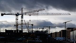 Dunkle Wolken am Horizont vor einem Neubauprojekt. Auch in der Region Tauber-Odenwald zeichnen sich Probleme beim Wohnungsbau ab.