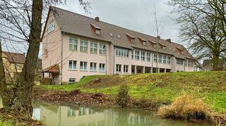 In Blickrichtung auf dem erhöht liegenden Platz vor der Laudenbacher Schule soll das neue Feuerwehrgerätehaus gebaut werden.
