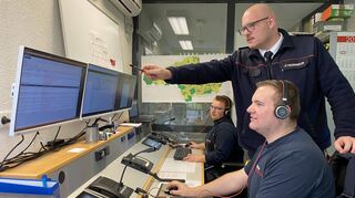 In der Einsatzzentrale des Feuerwehrabschnittsführungshauses laufen die Informationen bei einem Ernstfall zusammen. Im Feuerwehrhaus Lauda simuliert Kommandant Christian Schulz (stehend) zusammen mit Christoph Renner, Leiter der Führungsgruppe, und Bianca Klingert den Einsatzfall bei einer Großschadenslage.