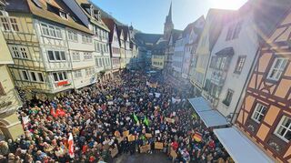 Vollgepackt: Die Stadt Wertheim geht von 1300 Teilnehmern an der Kundgebung gegen Rechtsextremismus auf dem Wertheim Marktplatz aus.