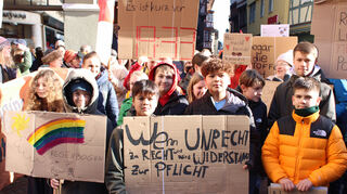 Auch viele Schülerinnen und Schüler nahmen bei der Kundgebung teil.