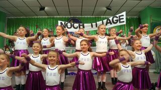 Glanz und Gloria in Lila und Rosa: Die Höpfemer „Cheerleader“ in Form der Kindergarde.