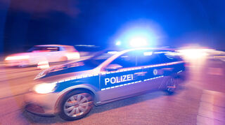 Ein 25-jähriger Autofahrer lieferte sich in der Nacht zum Sonntag in Tauberbischofsheim eine Verfolgungsjagd mit der Polizei. Erst ein Unfall stoppte den Raser. (Symbolbild)