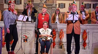 Elke Seubert und der ehemalige Sitzungspräsident Andreas Schweizer (Mitte) wurden von den Lustigen Gesellen geehrt.