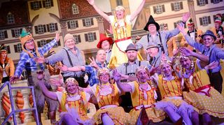 Sie sorgen jedes Jahr für den gelungenen Höhepunkt der Show: Das Männerballett fuhr in diesem Jahr „Auf die Alm“. Das Duo Kerstin und Carsten Köber nahm als Bibliothekare das lokale Geschehen auf die Narrenschippe.