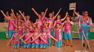 Die Kalroben-Girls mit ihrem flotten Schautanz „Ab in den Süden“.