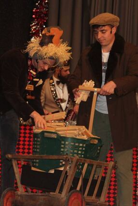 Yannik Mechler und Elias Noe als „Rotzlöffel“ auf der Bühne.