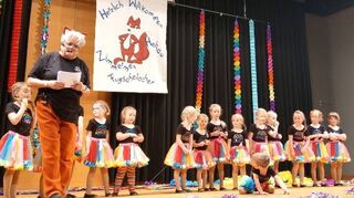 Welch Augenschmaus: Die „Minifüchse“ überzeugten mit ihrem Tanz „Regenbogenzauber“.