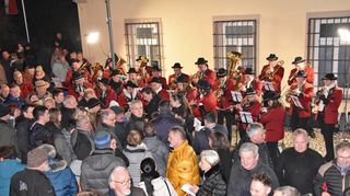 Der Musikverein Buchenbach-Dörzbach spielte ein Ständchen und die Bürger gratulierten Sören Döffinger. Das tat auch sein Gegenkandidat Christian Völkel.