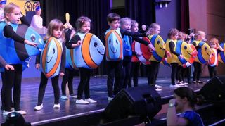 Bei der Kindersitzung der Wertheimer Wolfsschlucht Concordia Wertheim war für beste Unterhaltung gesorgt. Dabei brillierten beispielsweise nicht nur die Showtanz-Kinder mit ihrem „Avatar“-Auftritt, sondern auch die Minigarde und der Zauberer Maximilian (unten, von links).