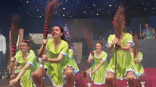 Rund 600 Närrinnen waren zur Frauenfastnacht der Schlackohren in die Asmundhalle gekommen. Bei der Aprés-Ski-Party sorgte die Prinzengarde mit ihrem Bibi-Blocksberg-Showtanz für Stimmung.