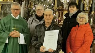Der Geehrte, Waldemar Appel, mit Pfarrer Stefan Märkl und dem Vorstandsteam.