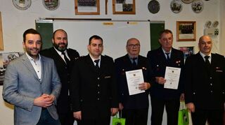 Seit 50 Jahren gehören Ludwig Marquart und Ernst Schäfer (Zweiter und Dritter von rechts) zur Feuerwehr in Schönfeld. Die Ehrungen nahmen vor (von links) Bürgermeister Leibold, Hauptkommandant Marus Herold, Abteilungskommandant Mario Körner, ehemaliger Abteilungskommandant Gerald Ebert.