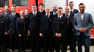 Alle neuen und alten Mandatsträger der Freiwilligen Feuerwehr Schönfeld mit Bürgermeister Johannes Leibold (rechts), Hauptkommandant Markus Herold (Fünfter von rechts), ehemaliger Abteilungskommandant Gerald Ebert (Sechster von rechts) und dem ehemaligen Stellvertreter Hubert Weniger (Dritter von rechts) sowie dem neuen Abteilungskommandanten Mario Körner (Dritter von links).