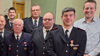 Ehrungen bei der Nassiger Wehr (von links): Kommandant André Hörner, Reinhart Dosch, Norbert Beck, Bruno Kunkel, Eckard Scheurich, Richard Diehm, der stellvertretende Kommandant Simon Kempf, Ludwig Müller, Gerhard Kuhn, Stadtbrandmeister Torsten Schmidt, Marco Lorenz und der stellvertretende Ortsvorsteher Bernhard Weber.