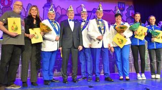 Ehrungen bei den Bischemer Kröten: Das Bild zeigt Präsident Rüdiger Bilz (Fünfter von rechts), Vize Roland Köhler (Fünfter von links) und Vorsitzenden Michael Noe (Dritter von links) mit den Geehrten Norbert Erbacher und Manuela Erbacher (links), Wolfgang Mika (Vierter von links), sowie (von rechts) Rebecca Hartmann, Denise Bödigheimer, Luisa Merz und Tanja Merz.