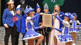 Das Kinder- und Jugendprinzenpaar Prinzessin Jana I. (Meißner aus Wölchingen) und Prinz Jonal I. (Volk aus Windischbuch) wurde bei der Kinder- und Jugendsitzung der Narrhalla von Sitzungspräsidentin Sarah Chrzan (links) vorgestellt.