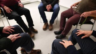 Selbsthilfe gelingt in einer Gruppe von Gleichbetroffenen leichter als alleine. Dort kommen Menschen zusammen, die ein gemeinsames Thema verbindet.