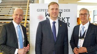Zum Thema „Wie muss Europa sich positionieren, um in der aktuellen geopolitischen Lage weiterhin wirtschaftlich stark zu sein?“ sprach der Wirtschaftsminister der Republik Lettland, Viktors Valainis (Mitte) zu den Kongressteilnehmern. Begrüßt wurde er vom Veranstalter Dr. Walter Döring (rechts) und dem Chefredakteur der Wirtschaftswoche, Horst von Buttlar.