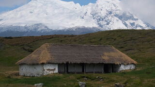 Alexander von Humboldts originale Schutzhütte auf 4000 Meter Höhe am Fuß des Vulkans Antisana in Ecuador.