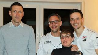 Bei der Jahreshauptversammlung des VfL Eberstadt wurden Petra Vasko und Stefan Vasko (Zweiter von links) geehrt.