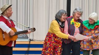 Roswitha Schirmer, Irmgard Wallisch, Waltraud Schwab und Rosi Ley brachten mit ihrem Liedbeitrag Stimmung ins Winfriedheim.