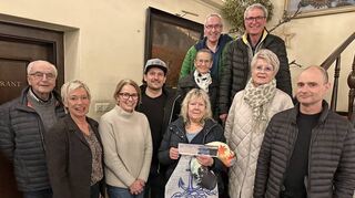 Der Lions-Club Madonnenland überreichte dieser Tage den Hauptgewinn des Adventskalenders.