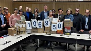 m vergangenen Spätherbst überreichte eine Elterninitiative rund 107 000 Unterschriften für die Wiedereinführung des „G9“ an den Landtagsvizepräsidenten Professor Dr. Wolfgang Reinhart (4. von rechts) im Beisein von Vertretern verschiedener Landtagsfraktionen. Bild: Benedikt Englert