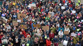 Rund 1200 Menschen setzten am Samstag in Weikersheim ein deutliches Zeichen für Demokratie und gegen Rassismus und Diskriminierung.