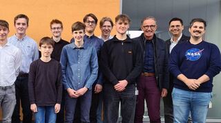 Hardware-Spende für die Informatik-AG: Rainer und Sabine Zimmermann sowie Steffen Michalowski und Tim Baumgartl von AZO überreichten die Spende an Uwe Rossa, Joachim Fischer und Christian Schinnagel vom GTO.