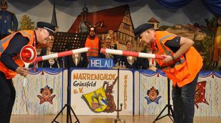 Bürgermeister Joachim Markert und Hauptamtsleiter Jürgen Umminger als Schrankenwärter (oben), Maria Haun, das personifizierte „Hasekühle“ (unten links) sowie die Juniorengarde glänzten wie alle anderen Teilnehmer auch mit ihren Leistungen.