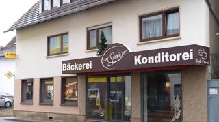Die Bäckerei Schmid in der Boxberger Kurpfalzstraße 19, schließt am 31. März 2024. Danach wird das Geschäft von der LBV-Bäckerei aus Schrozberg als Nachfolger weitergeführt. Die LBV Schrozberg, 1913 als Landwirtschaftliche Bezugs- und Verwertungsgenossenschaft gegründet _ heute besser bekannt als Hohenloher Bauerngenossenschaft _ betreibt zahlreiche Filialen in der Region und ist durch ihre handwerkliche Qualität in der Backkunst bekannt.  t