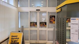 Vor verschlossenen Türen: Aktuell kämpft die Postbank mit gesundheitsbedingten Personalengpässen.