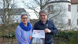 Wollen mit der Fotoausstellung „Wege aus der Depression“ Aufklärungsarbeit leisten und Betroffenen helfen: Sabina Heck-Kuhn, Ehrenamtskoordinatorin der Seelsorgeeinheit Hardheim-Höpfingen, und Bernhard Berberich vom Verein „Dienst am Nächsten“.