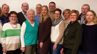 Neuer Vorstand mit Offiziellen (von links): Anni Bauer, Elmar Hilbert, Burgi Kettner, Armin Ries, Gerda Freund, Dieter Faulhaber, Carolin Freund, Rainer John, Eleonore Faulhaber, Dorothea Braun, Karin Böhlecke, Otto Seitz, Andrea Freund.