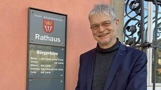 Andreas Fischer-Klärle mit Analyse-Papier vor dem Weikersheimer Rathaus: Mit der Einstellung zum 1. September ist er der erste Klimaschutzbeauftragte der Stadt.