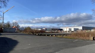 Auf diesem Grundstück in der Nähe der Selimiye-Moschee an der Theodor-Heuss-Straße sollen die Container für die Gemeinschaftsunterkunft aufgestellt werden.