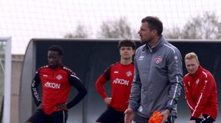 Trainer Marco Wildersinn kann sich der Aufmerksamkeit seiner Spieler sicher sein: Im Trainingslager der Würzburger Kickers auf Mallorca ging es zunächst darum, neue Lösungen in der Offensive aufzuzeigen.