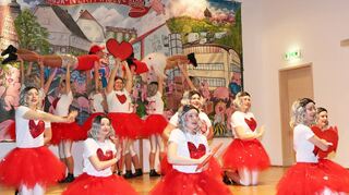 „Säuli and More“ setzten den Schlusspunkt der Sitzung der Narrenzunft Rouschebercher Milchsäuli mit ihrem Schautanz „Amor“.