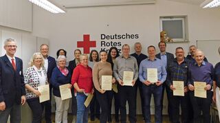 Die geehrten Blutspender mit Bürgermeisterstellvertreter Harald Dietz (Fünfte von rechts), Professor Thomas Haak (Präsident DRK-Kreisverband Bad Mergentheim) und Rüdiger Zibold (Vorsitzender DRK-Ortsverein Niederstetten).