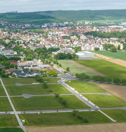 Fünf große Grundstücke für mehrgeschossigen, verdichteten Wohnungsbau im Auenland III konnte die Stadt in einem ersten Schritt nun an Projektierende vergeben. Die Luftaufnahme aus dem Frühjahr vergangenen Jahres zeigt den dafür vorgesehenen nördlichen Teil des Baugebiets.