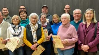 Der TV Sachsenhausen ehrte langjährige Mitglieder. Das Bild zeigt (von links): Andrea Weimer, Heiko Beck, Gerold Kempf, Marco Lotz, Helene Zacherl, Christa Lotz, Christian Heid, Irmtraud Ballweg, Silvia Kempf, Holger Lotz, Monika Pelczer, Gertrude Kempf,