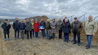 Bei der Baustellenbegehung des Solarparks „Hügelsdorf“ stellte Juwi-Projektleiter Thomas Bozyk (Zweiter von links) den aktuellen Stand der Arbeiten vor. Mit dabei waren neben Bürgermeister Jürgen Galm (Fünfter von links) auch die Verpächter der Grundstücke.