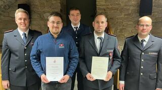 Die Beförderten der Freiwilligen Feuerwehr, Abteilung Königheim, mit Bürgermeister Ludger Krug (links) und Kommandant Thomas Zugelder (rechts).