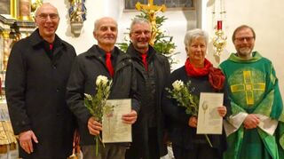 Ehrungen mit (von links) Chorleiter Jochen Schwab, Werner Hilbert, Vorsitzendem Friedbert Röckel, Anneliese Roos und Dekan Johannes Balbach.
